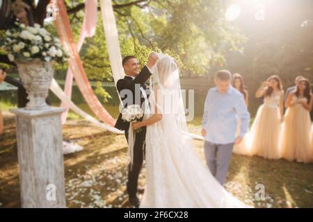 Vater geht mit ihrer Tochter zum Bräutigam Stockfoto