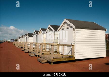 St Annes on Sea, Lancashire. Strand Hütten entlang der Promenade. Stockfoto