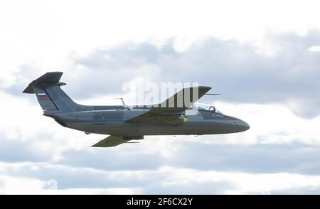 12. September 2020, Kaluga Region, Russland. Das Trainingsflugzeug Aero L-29 Delfin führt einen Trainingsflug auf dem Flugplatz Oreshkovo durch. Stockfoto