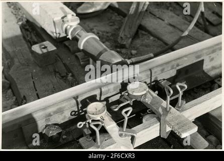 Banwork nach dem Wiederanfahren des Zuges 93, des Nordarms, auf der Strecke zwischen Simeå und Unterwache in 1956-03-27. Stockfoto