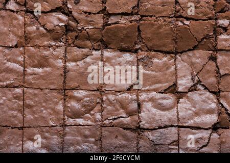 Bereit zu essen geschnitten Doppel Schokolade Brownies heiß aus dem Ofen In Quadrate schneiden Stockfoto