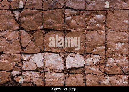 Bereit zu essen geschnitten Doppel Schokolade Brownies heiß aus dem Ofen In Quadrate schneiden Stockfoto