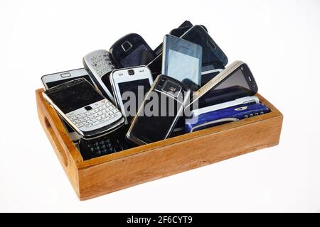 Gesammelte Handys in einem Tablett Stockfoto