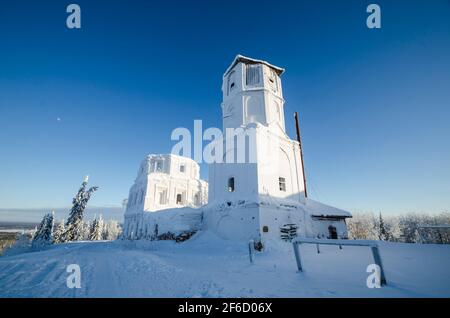 Ein verlassene Steintempel auf einem Hügel. Red Hill. Pinezhsky Bezirk Archangelsk Gebiet Stockfoto