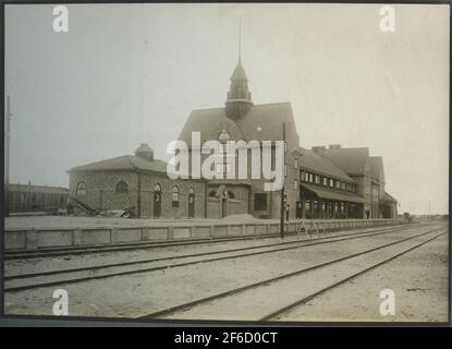 Haparanda Station House. Bahnhofshaus in Brick 1915. Architekt F. Zettervall. K-markiert im Jahr 1986. Die Station wurde 1915 gegründet, die Station 1919 fertiggestellt. Provisorischer Verkehr eröffnet 1915-06-18 .Persontal-Verbindungen zum Hafen von Haparanda 1916-01-21. Stockfoto