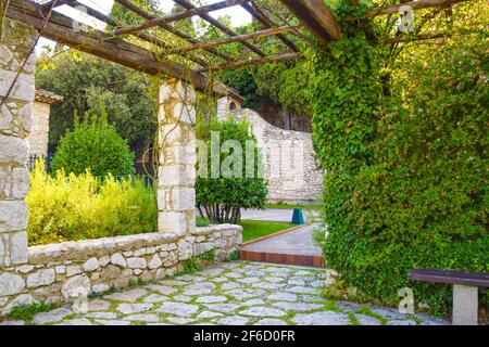 Eine Pergola in den Gärten von Cimiez, Nizza, Südfrankreich. Stockfoto