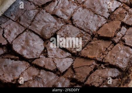 Bereit zu essen geschnitten Doppel Schokolade Brownies heiß aus dem Ofen In Quadrate schneiden Stockfoto