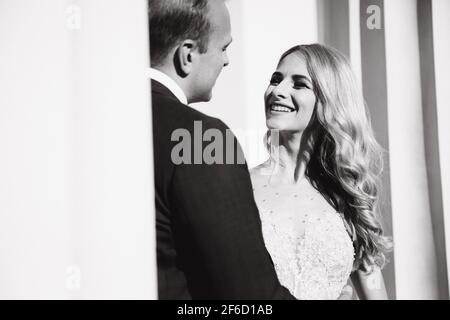Hochzeit in griechenland. Das Paar schaut sich an und lächelt. Blonde Haare Braut verlieben sich Stockfoto