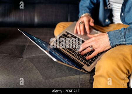 Stock Foto von nicht erkannten Musikproduzenten mit Laptop im Musikstudio. Stockfoto