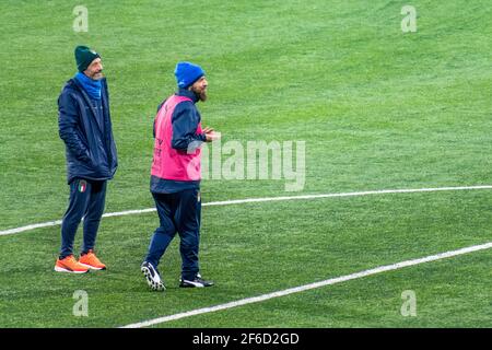 Vilnius, Litauen - März 30 2021: Italienische Teamassistenten Vialli und De Rossi während des Trainings vor der WM 2022 in Litauen - Italien, Katar Stockfoto