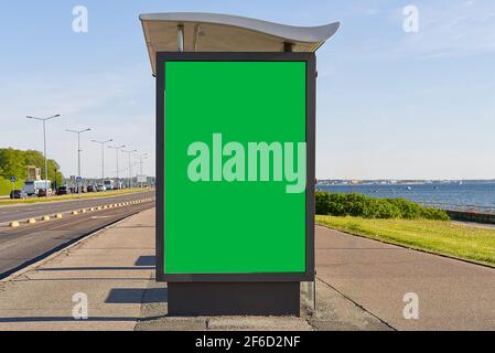 Glasbushaltestelle am Meer, mit einer Chroma-Key-Werbefläche. Leere Plakatwand und Außenwerbung. Nachbau-Poster draußen. Tallinn, Estland. Stockfoto