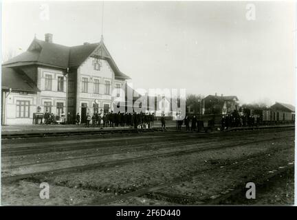 Der Bahnhof wurde 1877 eröffnet. Zweistöckiges Stationshaus aus Ziegelsteinen. Das Expeditionsgelände und die Wartehalle wurden 1905 erweitert und so wurde die Serviceunterkunft für den Stationsleiter in die zweite Etage verlegt. Verriegelung des mechanischen Getriebes. Der Bahnhof wurde am 1,9.1877 eröffnet. Nur Bushaltestelle bis 1881, als ein provisorisches Bahnhofshaus gebaut wurde. Kombinierte Poststation vom 15,9.1877. Neues Bahnhofshaus errichtet 1886, erbaut 1906 und 1936 umgebaut. Lokstall für zehn Lokomotiven im Jahr 1945. Nördlich der Station steht der sogenannte pella-Stein in Erinnerung an ein Bankett, das h war Stockfoto