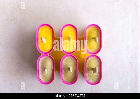 Hausgemachte Mango, grüne Smoothie-Eiszapfen, Draufsicht Stockfoto
