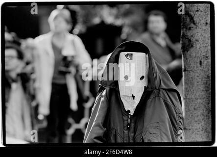 Berlin Deutschland. Wiedervereinigung Tag und Nacht 3. Oktober 1990 maskierte Demonstranten protestieren auf den Straßen Berlins gegen die Wiedervereinigung Wikipedia unten: Deutsche Wiedervereinigung war der Prozess, in dem die DDR 1990 umgangssprachlich DDR war; Deutsch: Deutsche Demokratische Republik/DDR) wurde Teil der Bundesrepublik Deutschland (Bundesrepublik Deutschland), um die wiedervereinigte Nation Deutschland zu bilden, wie es Artikel 23 des damaligen Grundgesetzes der Bundesrepublik Deutschland (United, Nation,Re) vorsieht Stockfoto