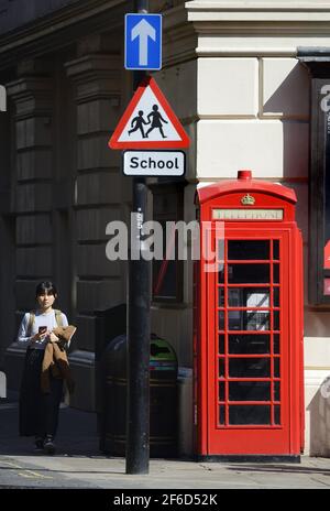 London, England, Großbritannien. Rote Telefonbox in Covent Garden, Leute, die vorbeigehen Stockfoto