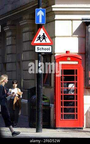 London, England, Großbritannien. Rote Telefonbox in Covent Garden, Leute, die vorbeigehen Stockfoto