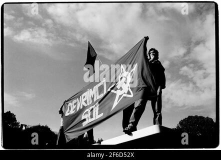 Berlin Deutschland. Wiedervereinigung Tag und Nacht 3. Oktober 1990 maskierte Demonstranten protestieren auf den Straßen Berlins gegen die Wiedervereinigung Wikipedia unten: Deutsche Wiedervereinigung war der Prozess, in dem die DDR 1990 umgangssprachlich DDR war; Deutsch: Deutsche Demokratische Republik/DDR) wurde Teil der Bundesrepublik Deutschland (Bundesrepublik Deutschland), um die wiedervereinigte Nation Deutschland zu bilden, wie es Artikel 23 des damaligen Grundgesetzes der Bundesrepublik Deutschland (United, Nation,Re) vorsieht Stockfoto