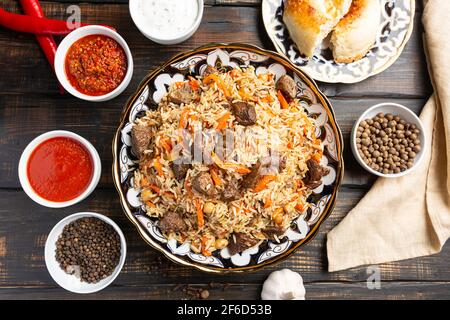 Usbekische Plov ein Reisgericht mit Rindfleisch zubereitet, geschmort mit gebratenen Zwiebeln, Knoblauch und Karotten Reis, getrockneten Früchten, Knoblauch und Kreuzkümmel. Stockfoto