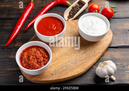 Variationen von verschiedenen Arten von Soßen. Auf dunklen rustikalen Hintergrund Stockfoto