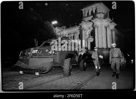 Berlin Deutschland. Wiedervereinigung Tag und Nacht 3. Oktober 1990 Ost- und Westdeutsche feiern vor dem Reichstag in Berlin, während die deutsche Polizei die Verhandlungen in Ordnung hält. Wikipedia unten: Deutsche Wiedervereinigung (Deutsch: Deutsche Wiedervereinigung) war der Prozess im Jahr 1990, in dem die Deutsche Demokratische Republik (DDR) Teil der Bundesrepublik Deutschland (BRD, umgangssprachlich Westdeutschland; Deutsch: Bundesrepublik Deutschland) die wiedervereinigte Nation Deutschland zu bilden, wie es Artikel 23 der damaligen BRD-Konsti vorgesehen hat Stockfoto