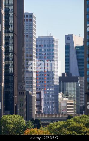 Tokio, Japan - 23. Oktober 2019: Das Wolkenkratzer-Zentrum im Marunouchi-Geschäftsviertel von Tokio aus der Sicht der Imperial Palace-Gärten. Japan Stockfoto