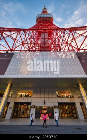 Tokio, Japan - 23. Oktober 2019: Der Blick auf das Eiffel-ähnliche Gitter Tokyo Radio Tower, der Kommunikations- und Beobachtungsturm am Shiba-koen Stockfoto