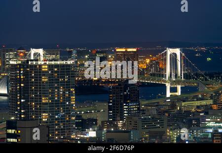 Tokio, Japan - 23. Oktober 2019: Die Nachtansicht der Regenbogenbrücke über der nördlichen Bucht von Tokio, von der Aussichtsplattform des Tokyo Tower aus gesehen. Minato Stadt. Stockfoto