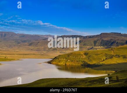 Drakensberger Berghang und Glockenturm Staudamm um Cathkin Peak Stockfoto