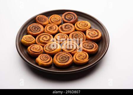 Indische traditionelle leckere Snack Bhakarwadi auch bekannt als Bakarwadi, Bakarvadi, BhakarVadi oder Bakar Wadi. Serviert in einem Teller oder einer Schüssel. Selektiver Fokus Stockfoto