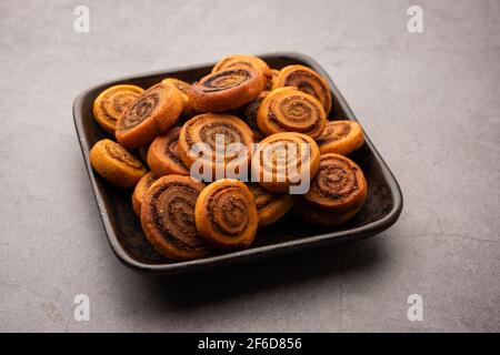 Indische traditionelle leckere Snack Bhakarwadi auch bekannt als Bakarwadi, Bakarvadi, BhakarVadi oder Bakar Wadi. Serviert in einem Teller oder einer Schüssel. Selektiver Fokus Stockfoto