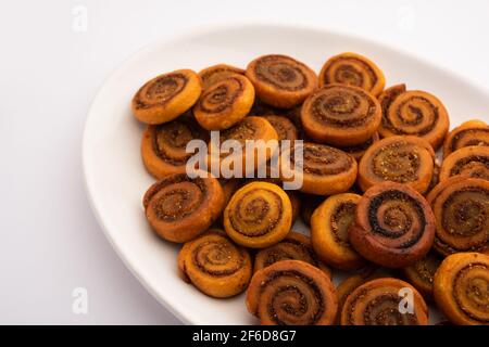 Indische traditionelle leckere Snack Bhakarwadi auch bekannt als Bakarwadi, Bakarvadi, BhakarVadi oder Bakar Wadi. Serviert in einem Teller oder einer Schüssel. Selektiver Fokus Stockfoto