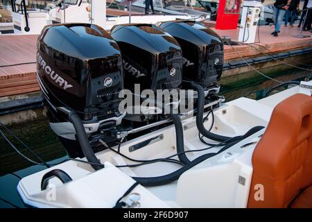 Leistungsstarke Außenbordmotoren Mercury Verado Motor auf einem Ausflugsboot Stockfoto