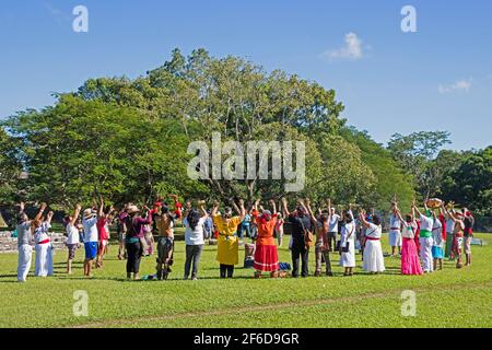 Touristen und Mexikaner in traditionellen Maya-Outfits feiern Frühlings-Tagundnachtgleiche auf der präkolumbianischen Maya-Kulturstätte von Palenque, Chiapas, Mexiko Stockfoto