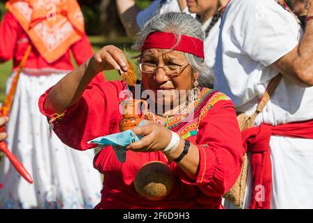 Mexikanische Chʼol Frau im traditionellen Maya-Outfit feiert die Frühlings-Tagundnachtgleiche auf der präkolumbianischen Maya-Zivilisationsstätte von Palenque, Chiapas, Mexiko Stockfoto