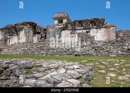 Palast mit Aussichtsturm auf der präkolumbianischen Maya-Zivilisationsstätte von Palenque, Chiapas, Südmexiko Stockfoto