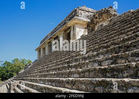 Die Ruinen des Palastes auf der präkolumbianischen Maya-Kulturstätte von Palenque, Chiapas, Südmexiko Stockfoto