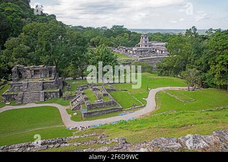 Luftaufnahme über Tempelruinen und den Palast mit Aussichtsturm auf der präkolumbianischen Maya-Kulturstätte von Palenque, Chiapas, Mexiko Stockfoto