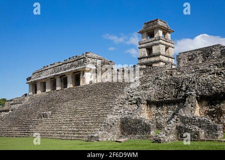 Palast mit Aussichtsturm auf der präkolumbianischen Maya-Zivilisationsstätte von Palenque, Chiapas, Südmexiko