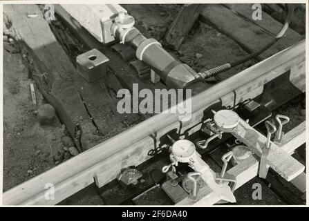 Banwork nach dem Wiederanfahren des Zuges 93, des Nordarms, auf der Strecke zwischen Simeå und Unterwache in 1956-03-27. Stockfoto