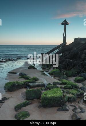 Blick auf den Hafen und Strand von Seaton Sluice bei Sonnenaufgang, Northumberland, England, Großbritannien. Stockfoto