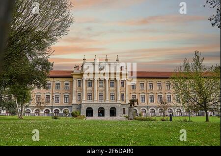 Bilbao, Baskenland, Spanien. März 27, 2021. Das Zentralgebäude der Universität Deusto (la literaria) wurde 1886 vom Architekten Francisco de Cubas entworfen Stockfoto