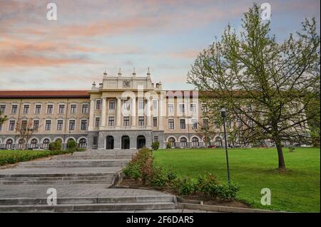 Bilbao, Baskenland, Spanien. März 27, 2021. Das Zentralgebäude der Universität Deusto (la literaria) wurde 1886 vom Architekten Francisco de Cubas entworfen Stockfoto