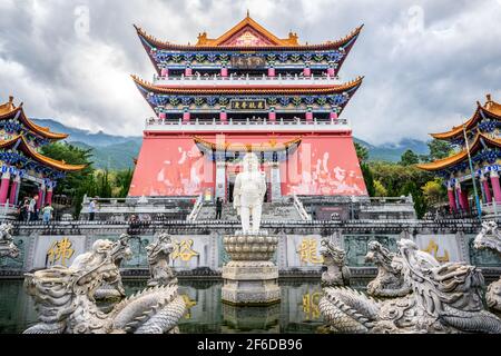 Dali China , 5. Oktober 2020 : Chongsheng Tempel Halle Gebäude und Brunnen Blick in Dali Yunnan China Stockfoto