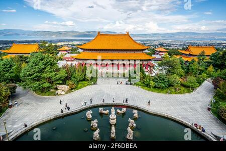 Dali China , 5. Oktober 2020 : Draufsicht auf Chongsheng Tempelhalle mit Brunnen und Stadtansicht in Dali Yunnan China Stockfoto
