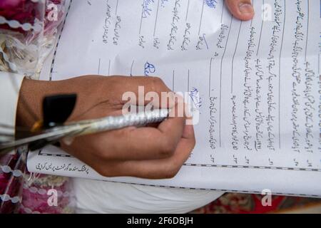 Pakistanischer Muslim Groom Unterschrift Ehe Vertrag Papier. Nikah Nama Stockfoto