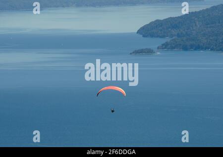 Gleitschirmflug über dem See nahuel huapi, Flugkonzept, Freiheit, Mut Stockfoto