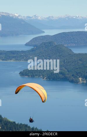 Paragliding, vertikale Szene über See und Berg Extremsport Stockfoto