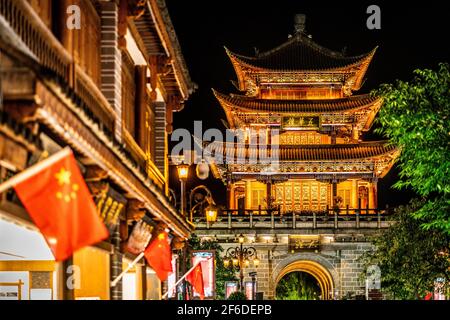 Schöne malerische Aussicht auf Wuhua Lou Turm beleuchtet in der Nacht in Dali Altstadt Yunnan China (Übersetzung: Dali Wuhua Turm ) Stockfoto