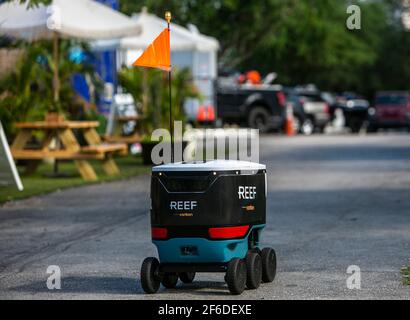 Miami, USA, 30th. März 2021. Ein Lieferroboter läuft entlang der Straße in Abschnitt 9, befindet sich in der Brickell-Gegend von Miami, zwischen Restaurants von REEF am Dienstag, 30. März 2021 betrieben. (Foto: Jose A. Iglesias/el Nuevo Herald/TNS/Sipa USA) Quelle: SIPA USA/Alamy Live News Stockfoto