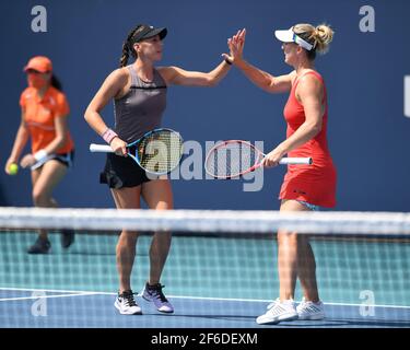 Miami Gardens, FL, USA. März 2021, 30th. Coco Gauff, Caty McNally vs Giuliana Olmos, Gabriela Dabrowski bei den 2021Miami Open im Hard Rock Stadium am 30. März 2021 in Miami Gardens, Florida. Kredit: Mpi04/Media Punch/Alamy Live Nachrichten Stockfoto